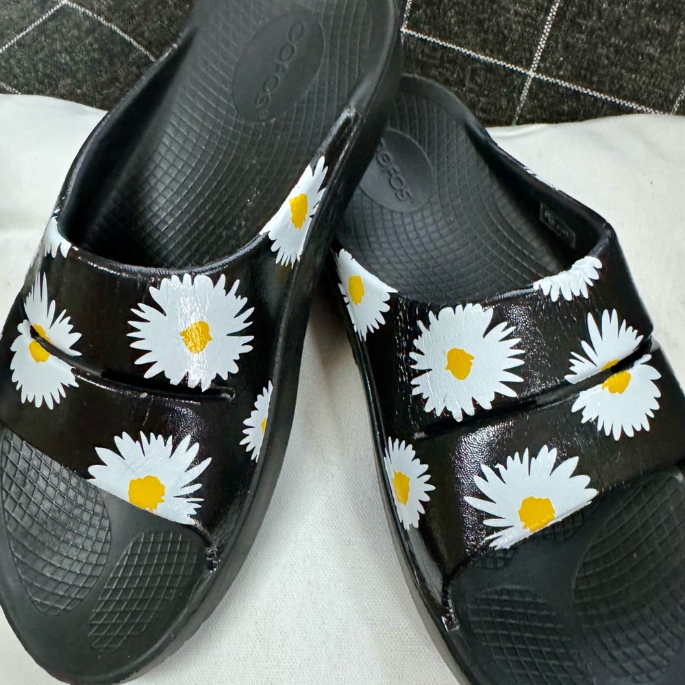 Oofos Daisy Slides